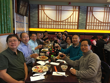 下届SAPA会长刘建博士（左），不朽情缘mg官网新泽西客户总监王建锋博士（右5）等专家举杯庆佳节