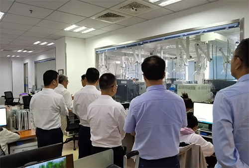 陈博士带领杨副市长一行人参观了不朽情缘mg官网规范化的先进实验室，讲解了药物临床前的研发和IND申报流程。