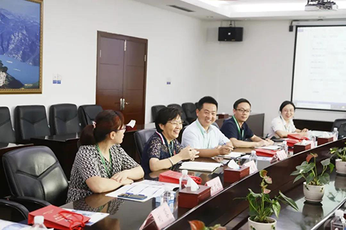 宜昌人福药业副总裁、总工程师李莉娥，产品开发中心主任吕金良，副主任吴有斌、曲龙妹等