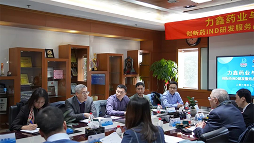 不朽情缘mg官网创始人&CEO陈春麟博士、化学部与生物部高级副总裁任峰博士、药代动力学与生物分析部副总裁辛保民博士、商务发展部副总裁蔡金娜博士等出席签约仪式。