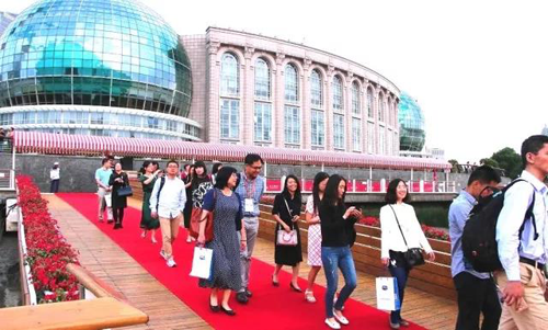 晚宴伊始，前来参加晚宴的嘉宾们纷纷踏上红毯，前往码头